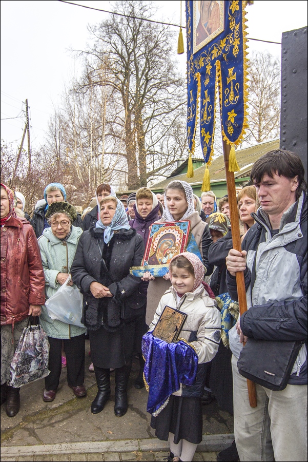 Празднование в честь Казанской иконы Божией Матери в память избавления Москвы и России от поляков в 1612 году. Казанский храм села Шеметово. Сергиево-Посадский район. 4 ноября 2015 года