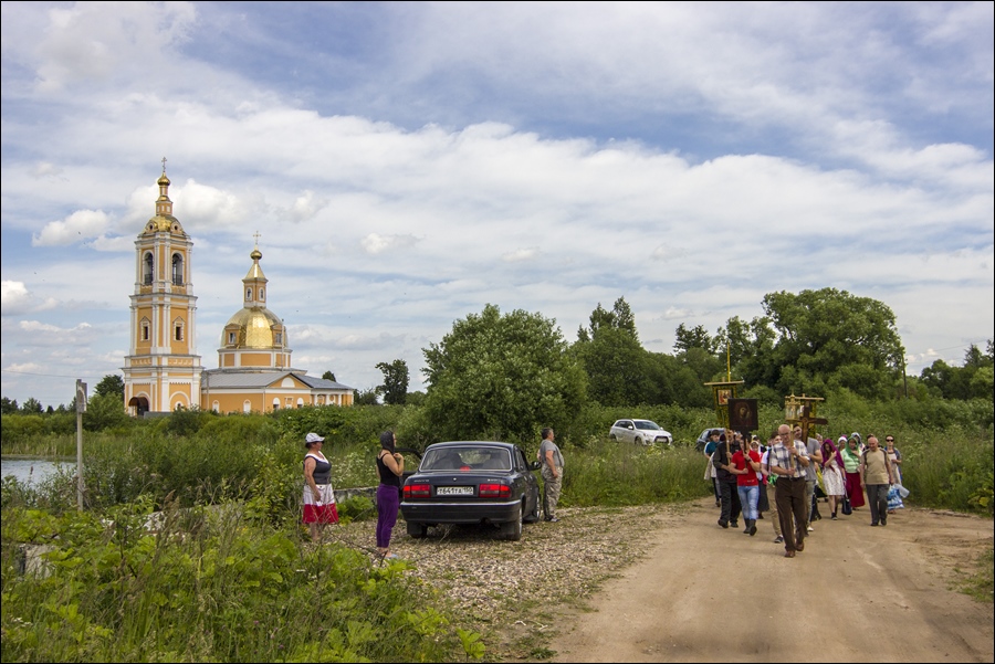 Крестный ход на Никитский источник села Богородское в День Святой Троицы. Сергиево-Посадский район. 19 июня 2016 года
