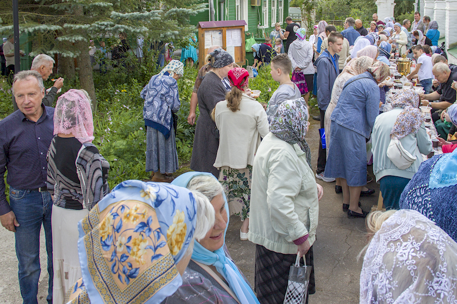 Всех участников торжества пригласили к праздничной трапезе